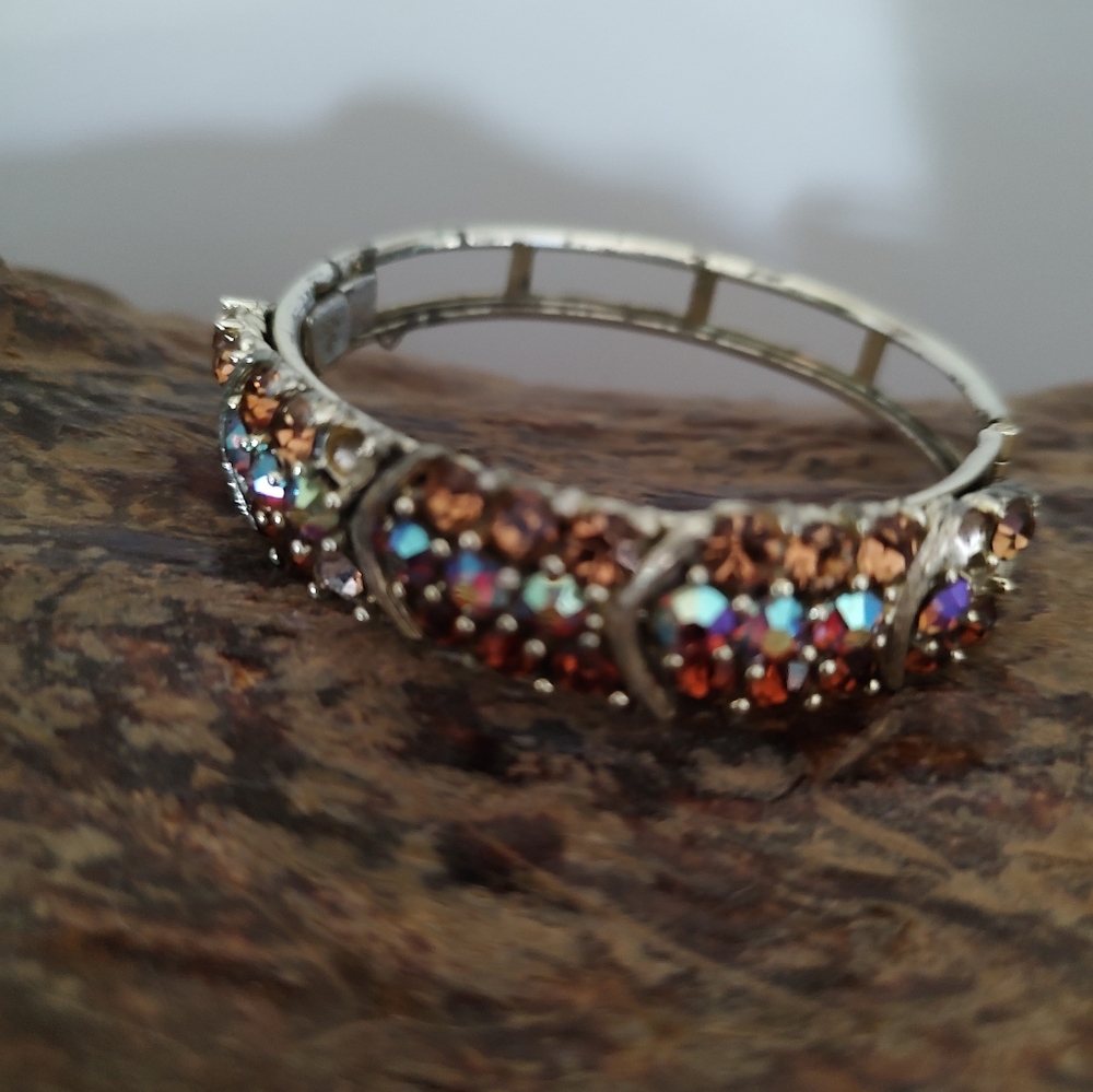 This gorgeous vintage bracelet is so classy.
